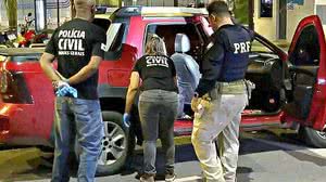 Policiais vistoriam veículo em que a menina Melissa estava quando foi atingida por tiro no rosto | Reprodução/TV Globo