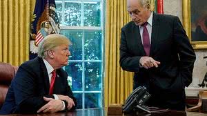 O presidente dos EUA, Donald Trump, conversa com o chefe de gabinete John Kelly | Reuters