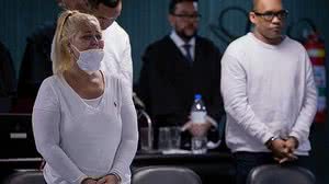 Julgamento dos réus Marcos Siqueira (PM branco de tatuagem), Andrea Santos Maia (Esposa do PM), Adriano (Preto cabeça baixa) e Carlos Ubiraci (Preto de óculos), durante realização da primeira sessão do júri do caso Flordelis | Eduardo Anizelli / Folhapress