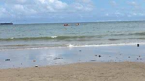 Imagem Vídeo: três pessoas são resgatadas em embarcação à deriva no Pontal da Barra