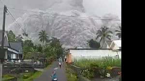 Sobe para 34 número de mortos após erupção de vulcão na Indonésia | Foto: Reprodução Twitter