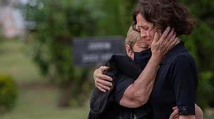 Alessandra Sampaio (vestido preto), esposa de Dom Phillips, morto no estado do Amazonas, chega ao velório do jornalista britânico no cemitério Parque da Colina, em Niterói, no Rio de Janeiro, neste domingo | Eduardo Anizelli/Folhapress