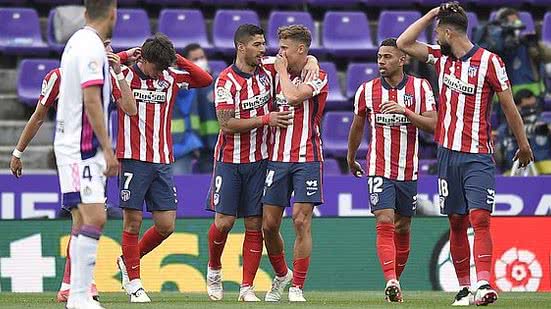 Luis Suárez do Atletico de Madrid comemora o seu gol com Marcos Llorente durante a partida entre Real Valladolid e Atlético de Madrid, pela 38ª rodada do Campeonato Espanhol 2020/2021, no Estádio José Zorrilla neste sábado 22 | DiaEsportivo / Folhapress