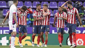 Luis Suárez do Atletico de Madrid comemora o seu gol com Marcos Llorente durante a partida entre Real Valladolid e Atlético de Madrid, pela 38ª rodada do Campeonato Espanhol 2020/2021, no Estádio José Zorrilla neste sábado 22 | DiaEsportivo / Folhapress