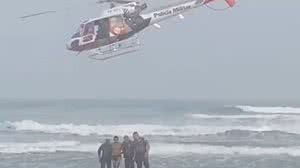 Homem tenta se esconder no mar e é flagrado por helicóptero da PM | Divulgação / PM