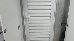 Porta de acesso a traficantes localizada dentro de armário de uma clínica odontológica na zona norte do Rio | Divulgação / Polícia Civil do Rio de Janeiro