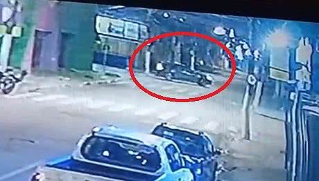 Imagem Vídeo mostra momento em que carro de luxo bate em poste na Avenida Comendador Leão