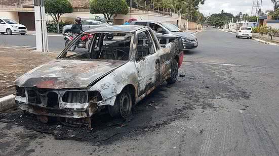 Fogo foi debelado, mas veículo ficou destruído pelas chamas | Foto: Cortesia ao TNH1