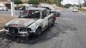 Fogo foi debelado, mas veículo ficou destruído pelas chamas | Foto: Cortesia ao TNH1
