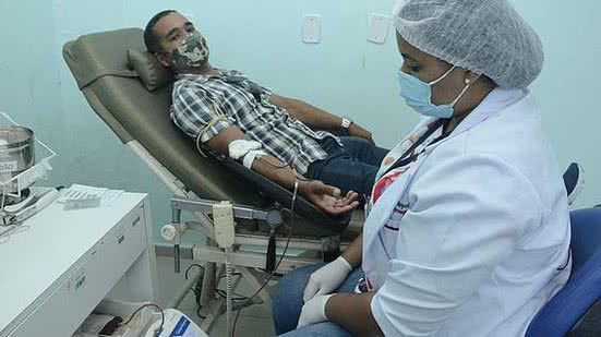 Voluntários devem comparecer aos postos de coleta de sangue usando máscara | Foto: Carla Cleto / Agência Alagoas