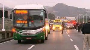 Homem armado ameaça passageiros | Reprodução / Twitter