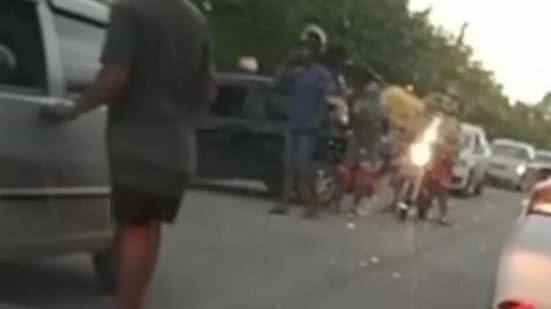 O carro preto ficou parado na rodovia após o acidente que atraiu a atenção da população local | Reprodução/Redes Sociais