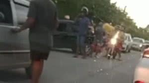 O carro preto ficou parado na rodovia após o acidente que atraiu a atenção da população local | Reprodução/Redes Sociais