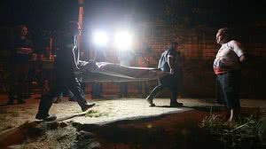 Policiais aguardam a chegada do IML para retirar corpo estrangulado em Pernambuco | Alex Silva/Estadão