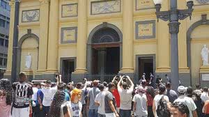 População se aglomera fora de igreja onde ocorreu um tiroteio na região central de Campinas, São Paulo - 11/12/2018 | Facebook/Reprodução