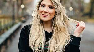 Imagem Dani Calabresa anuncia namoro com foto romântica em piscina de bolinhas