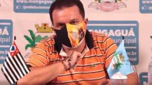 Imagem Após perder pai e irmão de Covid, prefeito de Mongaguá chora em live e implora fechamento de comércio