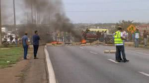 Caminhoneiros fazem bloqueios em rodovias e trechos da marginal Tietê, em São Paulo | Foto: Reprodução / Record TV