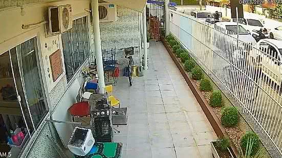 Execução foi gravada por câmeras de segurança em Indaial; uma mulher e uma criança tiveram ferimentos | Reprodução