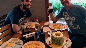 Em foto de arquivo, pai e filho confraternizam à mesa | Reprodução Instagram