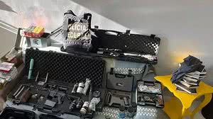 A PF apreendeu um arsenal com 14 armas, 40 caixas de munição e seis granadas | Divulgação/ PF - MS