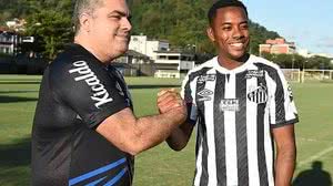 O presidente do Santos, Orlando Rollo, cumprimenta Robinho após apresentação do jogador. | Foto: Divulgação/Santos FC