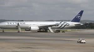 Boeing 777 da Air France parado no aeroporto de Mombasa, no Quênia. | Reprodução / AP
