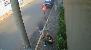 Imagens feitas por câmeras mostram o momento em que ela estava pedindo ajuda de populares que estavam nas proximidades | Reprodução / TV Globo