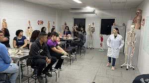 Imagem Feira de Profissões orienta jovens na escolha da carreira