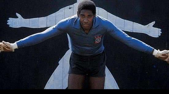 Imagem Goleiro que foi ídolo no Corinthians morre aos 72 anos