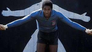 Imagem Goleiro que foi ídolo no Corinthians morre aos 72 anos