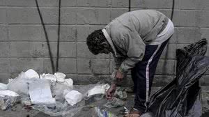 Morador procura resto de comida no lixo em São Paulo | Imagem: Reinaldo Canato/UOL