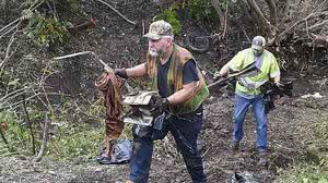 Equipes recolhem detritos da cena de um acidente fatal, entre uma limousine e um veículo SUV que matou vinte pessoas no estado americano de Nova York | Hans Pennink/AP