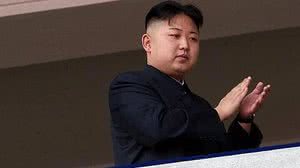 Líder do país, Kim Jong-un, tem responsabilizado autoridades de saúde por "atrapalhar" a distribuição das reservas nacionais de medicamentos | Foto: Reprodução
