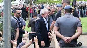 Ex-presidente chega ao velório de neto sob gritos de multidão | Folhapress