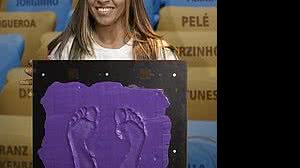 Marta coloca seus pés no hall da fama no Estádio do Maracanã, no Rio de Janeiro | Fábio Teixeira (P)/Folhapress