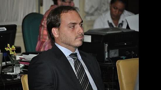 Carlos falou sobre a noite do pai, após cirurgia, numa rede social. | reprodução