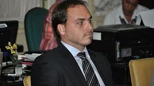 Carlos falou sobre a noite do pai, após cirurgia, numa rede social. | reprodução