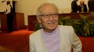 O arquiteto Ruy Ohtake durante o coquetel de posse da dramaturga Maria Adelaide do Amaral, na Acadêmia Paulista de Letras. | Arquivo/ Greg Salibian/Folhapress