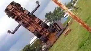 Imagem Vídeo: guindaste tenta manobra, mas não suporta peso e derruba barco