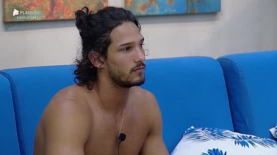 João Zoli fica só de cueca em A Fazenda. | Reprodução