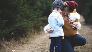 Estudo aponta que beijo de mãe pode "curar" machucados | Pexels