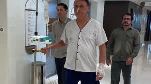 Presidente Jair Bolsonaro caminha pelo Hospital Vila Nova Star, em São Paulo | Foto: Reprodução