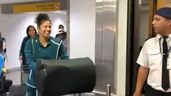 Imagem Assista: seleção feminina é recebida com festa no Brasil