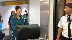 Imagem Assista: seleção feminina é recebida com festa no Brasil