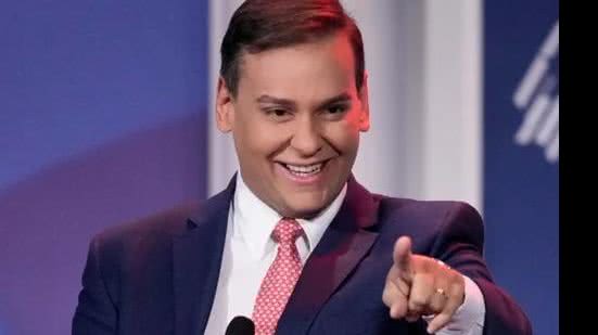 Eleito deputado, George Santos não se formou em universidade ou trabalhou em duas empresas, como constava em currículo | Foto: Reprodução