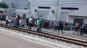 Populares se aglomeram para tentar inscrição na Secretaria de Habitação de Maceió | Foto: Cortesia ao TNH1