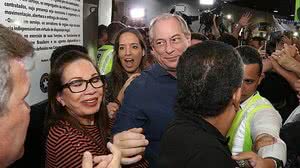 Ciro Gomes enquanto desembarcava em Fortaleza | Reprodução / O Povo