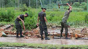 Soldados Exército do Brasileiro trabalham em parte do muro do 1º Batalhão de Infantaria de Selva (1º BIS) que desabou durante a forte chuva neste sábado (25), em Manaus (AM) | Futura Press / Folhapress