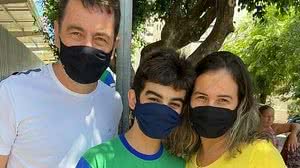 Caio ao lado dos pais no dia da prova do Enem | Arquivo pessoal